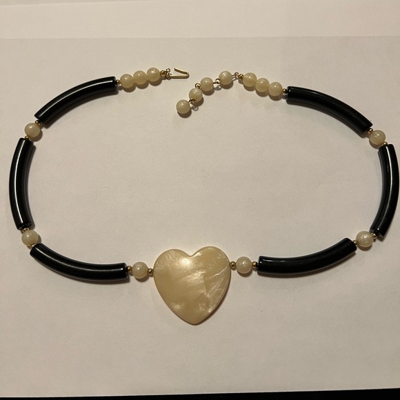 Vintage glowy lucite heart necklace - Picture 2 of 3